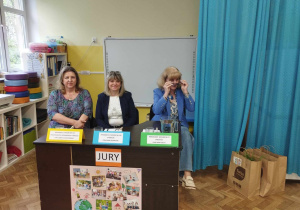 za stołem zasiadają 3 Panie w jury