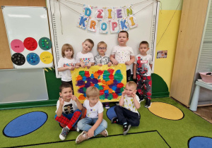 chłopcy prezentują swoją prace