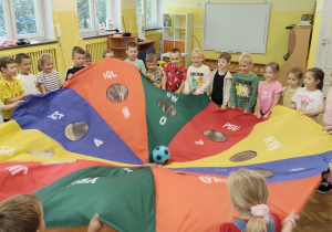 dzieci bawią się chustą animacyjną