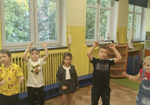 dzieci tańczą
