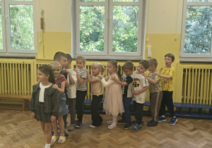 dzieci ustawiły się w pociąg