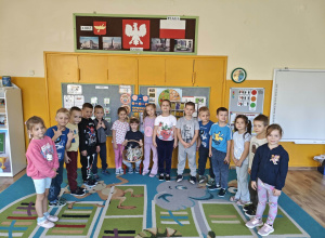 Dzieci stoją dookoła chłopca w koronie