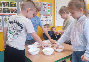 Dzieci degustują