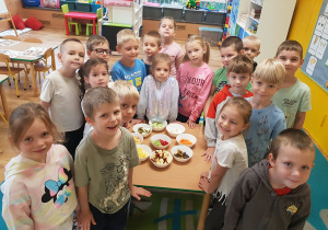 Dzieci w oczekiwaniu na zagadki smakowe