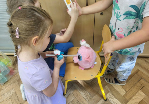 Dziewczynka robi zastrzyk misiowi