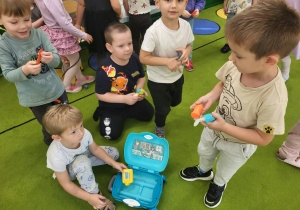 Dzieci bawią się przyborami lekarskimi