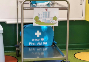 Nasz szpital na kółkach z apteczką i przyborami i akcesoriami lekarskimi