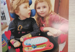 Przód ulotki dwie dziewczynki siedzące przy stole