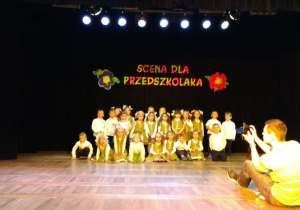 Zdjęcie grupowe dzieci na sali