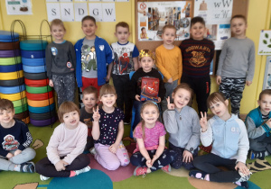 w pierwszym górnym rzędzie stoi 7 ro chłopców poniżej od lewej chłopiec, dziewczynka, chłopiec, 4 dziewczynki i chłopiec pozuja do zdjęcia grupowego