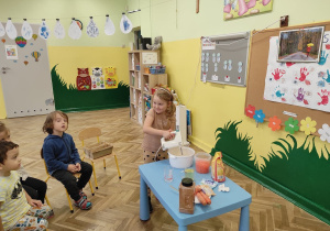 Dziewczynka miesza ciasto