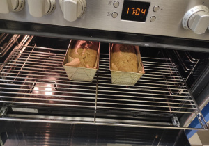 Ciasto piecze się w piekarniku