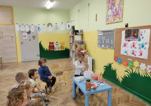 Dziewczynka dodaje składniki