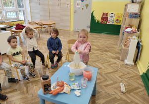Dziewczynka miesza ciasto