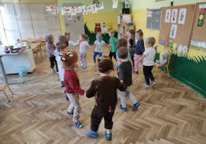 Dzieci tańczą