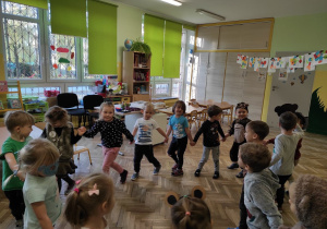 Dzieci tańczą