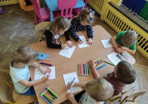 Dzieci kolorują misia