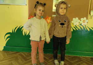 Dziewczynki przebrane za misie