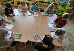 Dzieci kolorują misia