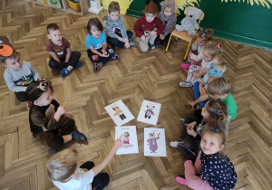 Dzieci oglądają obrazki misiów