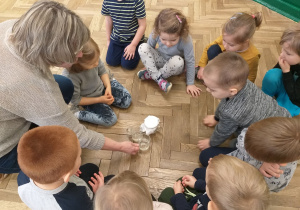 Dzieci robią doświadczenia ze śniegiem