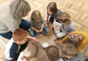 Dzieci robią doświadczenia ze śniegiem