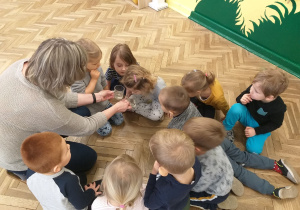 Dzieci robią doświadczenia ze śniegiem