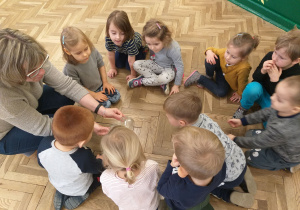 Dzieci robią doświadczenia ze śniegiem