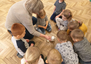 Dzieci robią doświadczenia ze śniegiem