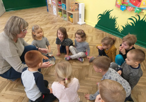 Dzieci robią doświadczenia ze śniegiem