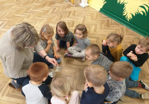 Dzieci robią doświadczenia ze śniegiem