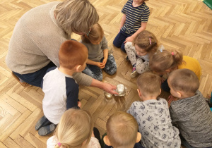 Dzieci robią doświadczenia ze śniegiem