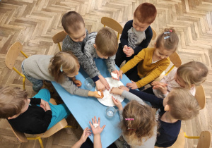 Dzieci robią doświadczenia ze śniegiem