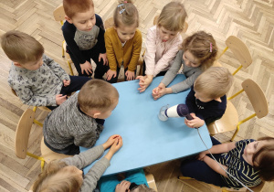 Dzieci robią doświadczenia ze śniegiem