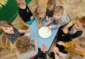 Dzieci robią doświadczenia ze śniegiem