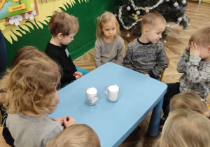 Dzieci robią doświadczenia ze śniegiem
