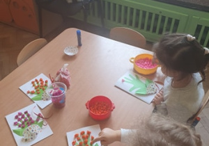 Dziewczynki robią laurki dla dziadków gr 1