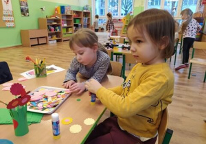 Dziewczynka robi kwiatki dla dziadków
