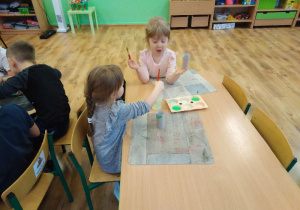 dzieci z gr 2 robią kwiatki dla dziadków