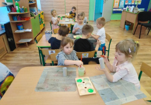 dzieci z gr 2 robią kwiatki dla dziadków