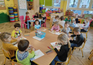Dzieci z gr 2 kolorują laurki dla dziadków