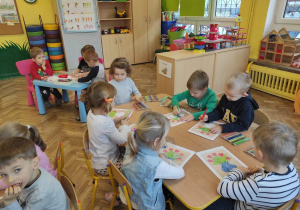 Dzieci z gr 2 kolorują laurki dla dziadków