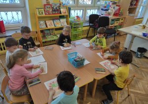 Dzieci z gr 2 kolorują laurki dla dziadków
