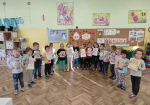 Dzieci z gr 2 pozują do zdjęcia z laurkami