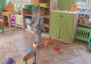 Chłopiec przechodzi przez tor przeszkód