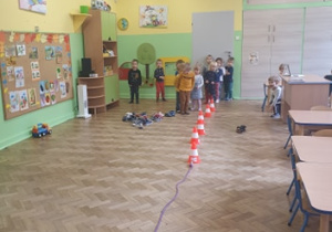 Dzieci stoją w kolejce do przejścia przez tor przeszkód