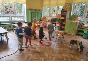 Dzieci przechodzą przez tor przeszkód