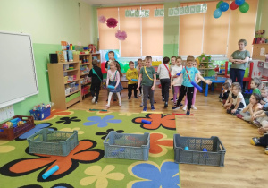 Dzieci rzucają plastikową szpulką do celu