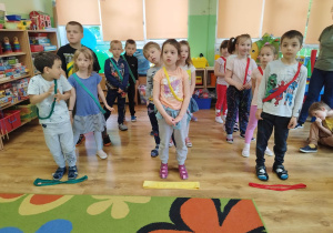 Drużyny sportowe przygotowują się do wykonania zadania