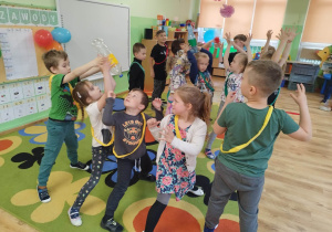 Drużyny podają sobie plastikową butelką górą i dołem